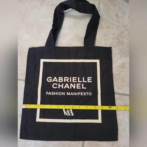 V&A Gabrielle Chanel. Fashion Manifesto natural tote bag - Picture 3 of 4